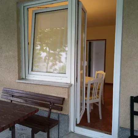 Grapes With A Bedroom איזולה