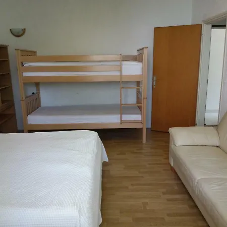 Grapes With A Bedroom איזולה