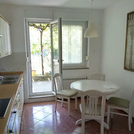 Grapes With A Bedroom דירה איזולה